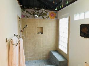 a bathroom with a tub, toilet and sink at Coral Hill Bungalows in Cahuita