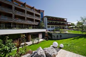 een extern uitzicht op een gebouw met een tuin bij Hotel Kaufmann in Roßhaupten