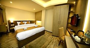 Ένα ή περισσότερα κρεβάτια σε δωμάτιο στο The Milestone Hotel