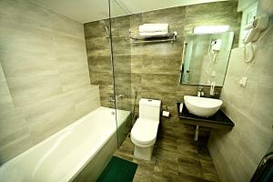 Ένα μπάνιο στο The Milestone Hotel