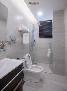古晉的住宿－Amamas Boutique Hotel Kuching，带淋浴、卫生间和盥洗盆的浴室