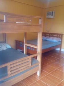 een slaapkamer met 2 stapelbedden in een kamer bij BALAY TURISTA TRANSIENT HOUSE in Alaminos