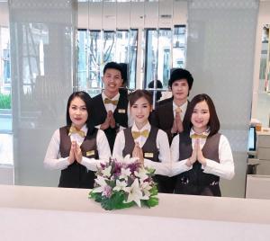Un groupe de personnes en uniforme se présentant pour une image dans l'établissement Bangkok Midtown Hotel, à Bangkok 41 autres photos