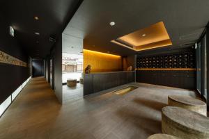 uma sala de degustação de vinhos com bancos e garrafas de vinho em Hotel Ninja Black em Quioto