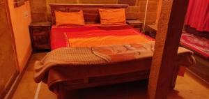 Letto o letti in una camera di Hotel Deep Mahal