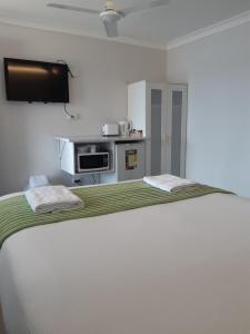 מיטה או מיטות בחדר ב-Econo Lodge Chaparral Motel Ballina