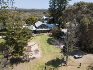 una vista aérea de una casa con patio en Dunsborough Beachouse YHA, en Dunsborough