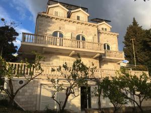 Fotografia z galérie ubytovania Luxury Seaside Villa with a classic Mediterranean Olive Garden, a fully equipped Professional Kitchen, Pool, Sauna, Padle Boards and Canoe - Miolin Beach House v Trogiri