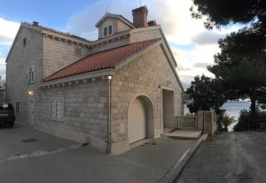Fotografia z galérie ubytovania Luxury Seaside Villa with a classic Mediterranean Olive Garden, a fully equipped Professional Kitchen, Pool, Sauna, Padle Boards and Canoe - Miolin Beach House v Trogiri