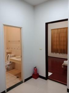baño con bañera, aseo y puerta en Flower Memory Homestay en Yuanshan