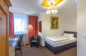 Postel nebo postele na pokoji v ubytování Hotel Adler