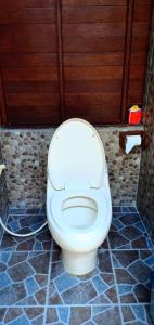 Un baño con un inodoro blanco en una habitación. en Cassava Bungalow, en Nusa Lembongan 38 fotos más