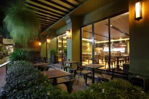 
A restaurant or other place to eat at Chillax Heritage Hotel Khaosan - SHA Extra Plus
