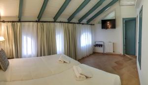 sypialnia z 2 białymi łóżkami w pokoju w obiekcie Turistic Apartment Sevillanos SL w Sewilli +5 zdjęć
