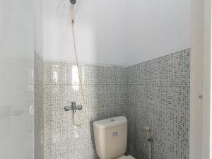 Koupelna v ubytování RedDoorz Plus near Taman Rasuna Menteng