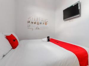 Postel nebo postele na pokoji v ubytování RedDoorz Plus near Taman Rasuna Menteng + 10 fotografií