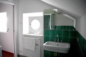 La salle de bains est pourvue d'un lavabo et d'un miroir. dans l'établissement Punta Del Corno Agriturismo, à San Felice del Benaco