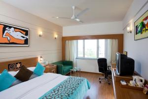 Televisyen dan/atau pusat hiburan di Lemon Tree Hotel, Ahmedabad