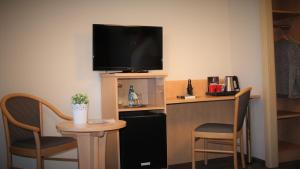 A television and/or entertainment centre at Hotel am Kurpark