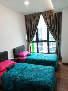 Un pat sau paturi într-o cameră la Vivacity Jazz3 Apartment Kuching 126