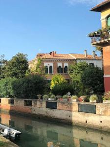 una casa a orillas de un río en Villa Contarini B&B, en Lido de Venecia