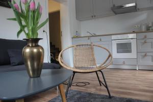 Un jarrón con flores sobre una mesa en la sala de estar en Apartment Steinbruch, en Bad Schandau 13 fotos más