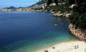 une grande étendue d'eau avec des gens sur une plage dans l'établissement Guest Accommodation Sveti Jakov, à Dubrovnik