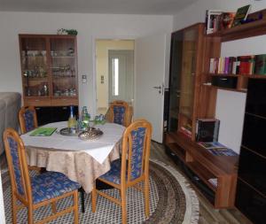 a dining room with a table with chairs and a tableablish at Ferienhaus "Pusteblume" in Bad Zwischenahn +5 photos
