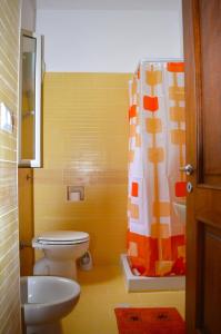 een badkamer met een toilet en een douchegordijn bij Lemon House - Near The Beach in Procida