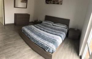 ein Schlafzimmer mit einem Bett und zwei Nachttischen in der Unterkunft M&Y S HOUSE vicino alle spiagge Lavagna in Lavagna