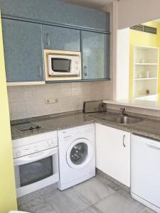 kuchnia z pralką i mikrofalówką w obiekcie Marbella House Penthouse w Marbelli