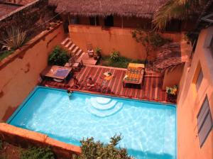 einen Blick über den Pool mit Balkon in der Unterkunft Patio dos quintalinhos - Casa di Gabriele in Ilha de Moçambique