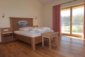 Un pat sau paturi într-o cameră la Die Wein Bleibe