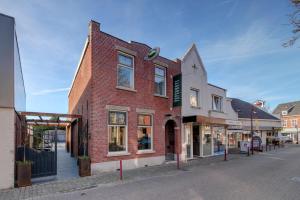 een bakstenen gebouw aan de kant van een straat bij Hotel 't Peperhuys in Kaatsheuvel