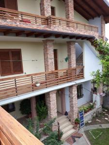 una vista esterna di una casa con balcone in legno di SARA'S VILLA a Shkodër