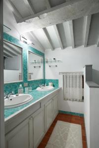 a bathroom with two sinks and a mirror at Casa dei Ghiri in Borgo San Lorenzo