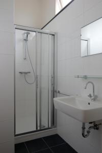 Hotel Grandcafe De Doelen tesisinde bir banyo