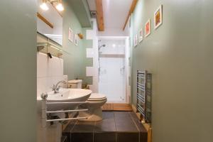 La salle de bains est pourvue de toilettes, d'un lavabo et d'une douche. dans l'établissement Chalet GoSlo, à Srpenica