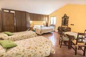 pokój hotelowy z 3 łóżkami i pianinem w obiekcie Agriturismo Il Giardino Dei Ciliegi w mieście Passaggio Di Assisi +37 zdjęć