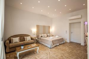 Postel nebo postele na pokoji v ubytování Sorrento Square Suites