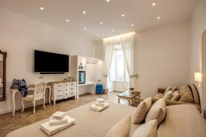TV a/nebo společenská místnost v ubytování Sorrento Square Suites