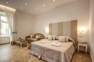 Postel nebo postele na pokoji v ubytování Sorrento Square Suites