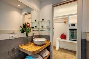 Kuchyň nebo kuchyňský kout v ubytování Sorrento Square Suites