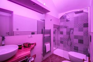 Koupelna v ubytování Sorrento Square Suites + 37 fotografií