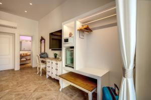 Kuchyň nebo kuchyňský kout v ubytování Sorrento Square Suites