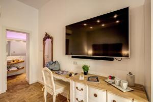TV a/nebo společenská místnost v ubytování Sorrento Square Suites