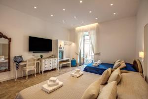 TV a/nebo společenská místnost v ubytování Sorrento Square Suites