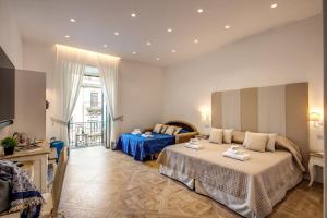 Postel nebo postele na pokoji v ubytování Sorrento Square Suites