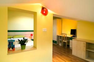 una camera con letto e una cucina con scrivania di Hiša posebne Sorte a Kodreti