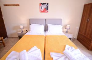 A bed or beds in a room at To Gefyraki Rooms